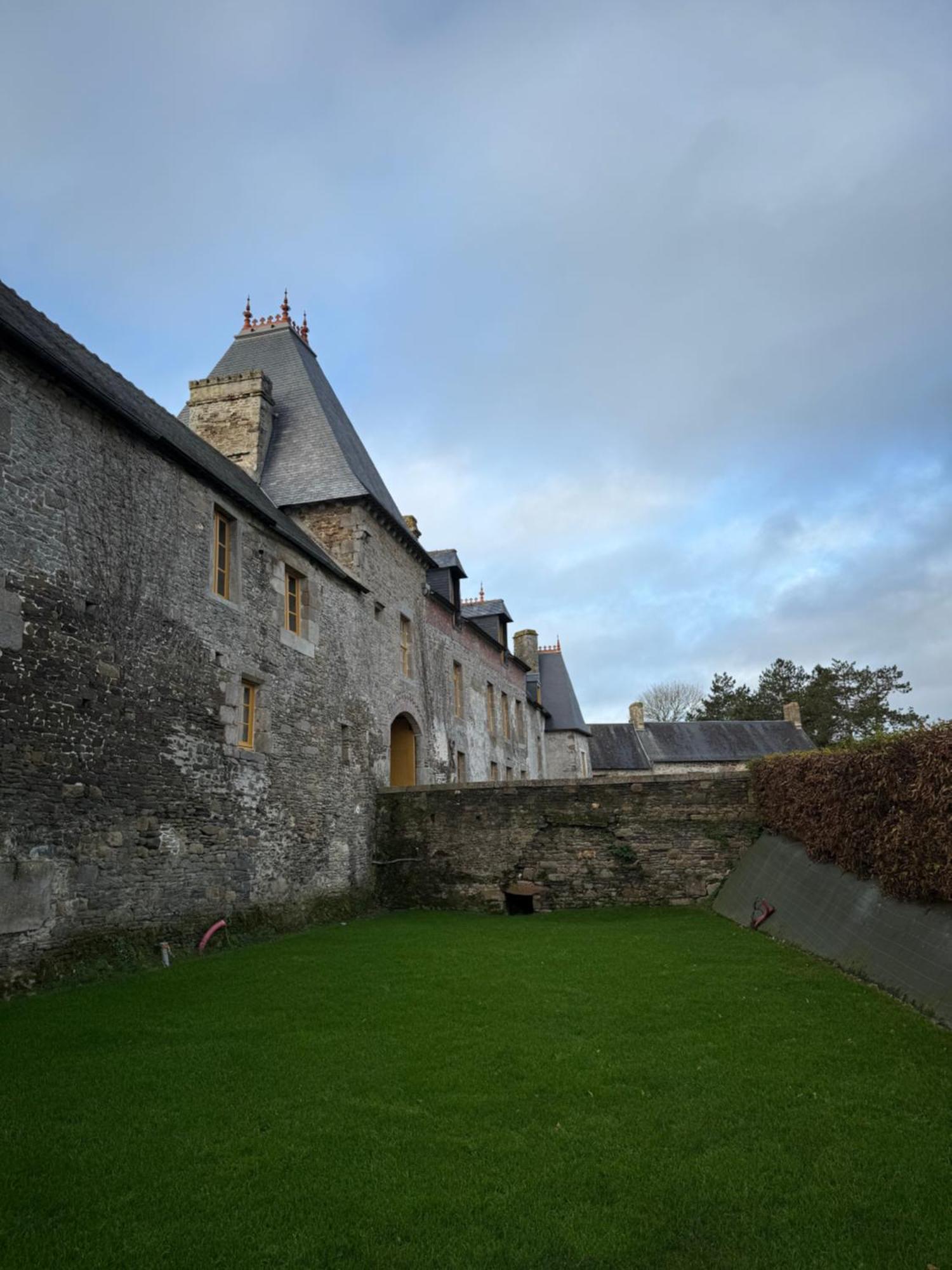 Отель Domaine Du Manoir De Vains Экстерьер фото