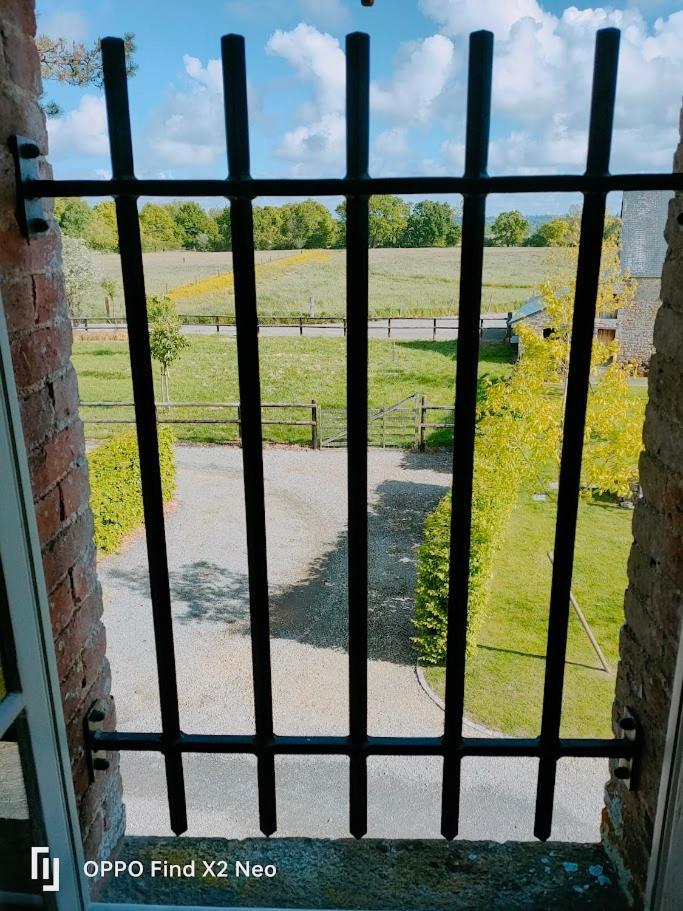 Отель Domaine Du Manoir De Vains Экстерьер фото