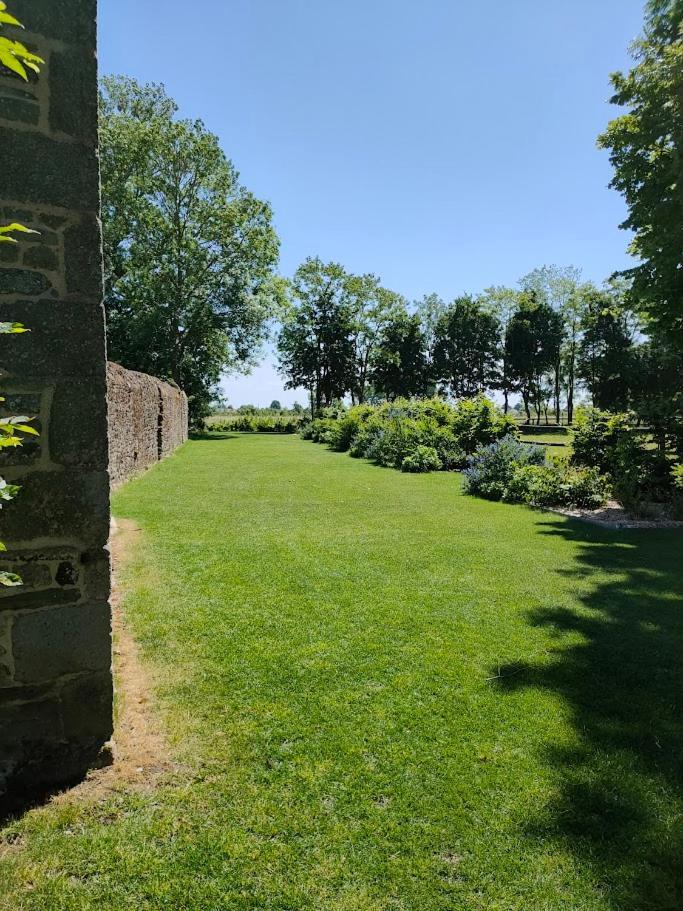 Отель Domaine Du Manoir De Vains Экстерьер фото